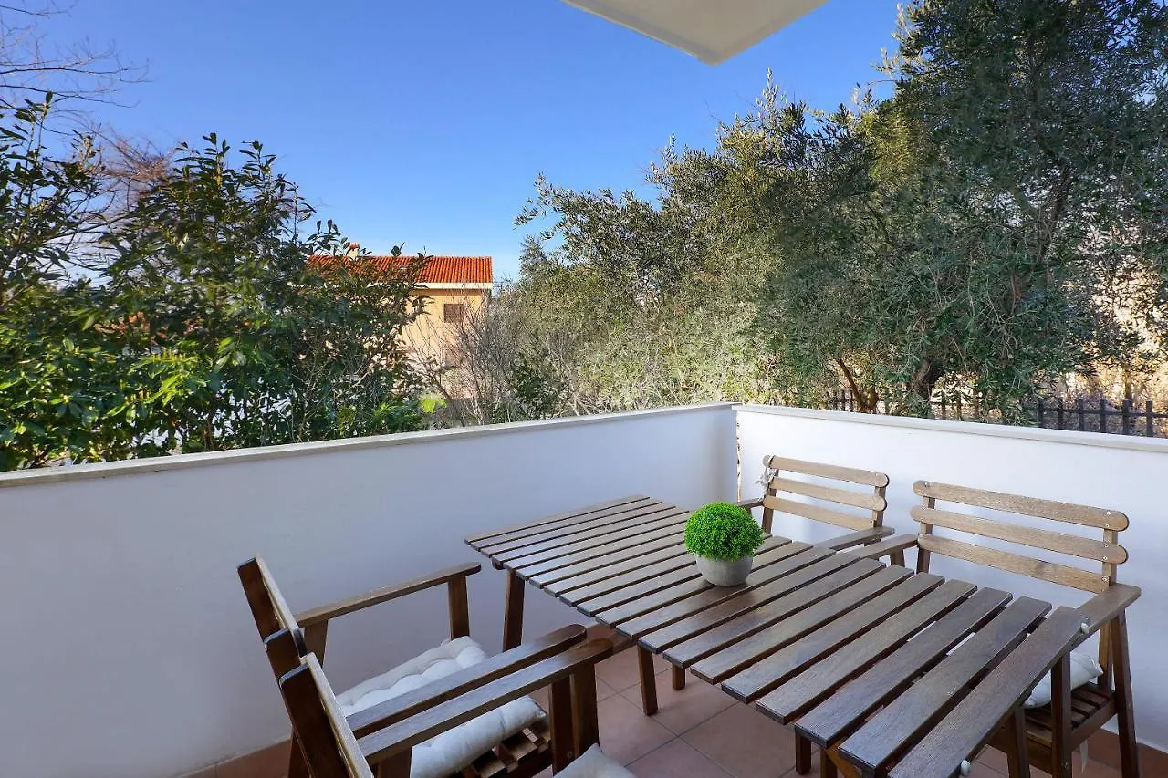 Apartments Villa Bernarda Silo  0*, Silo (Krk) Croatia
