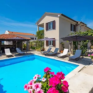 Apartman Bugenvila, Brzac